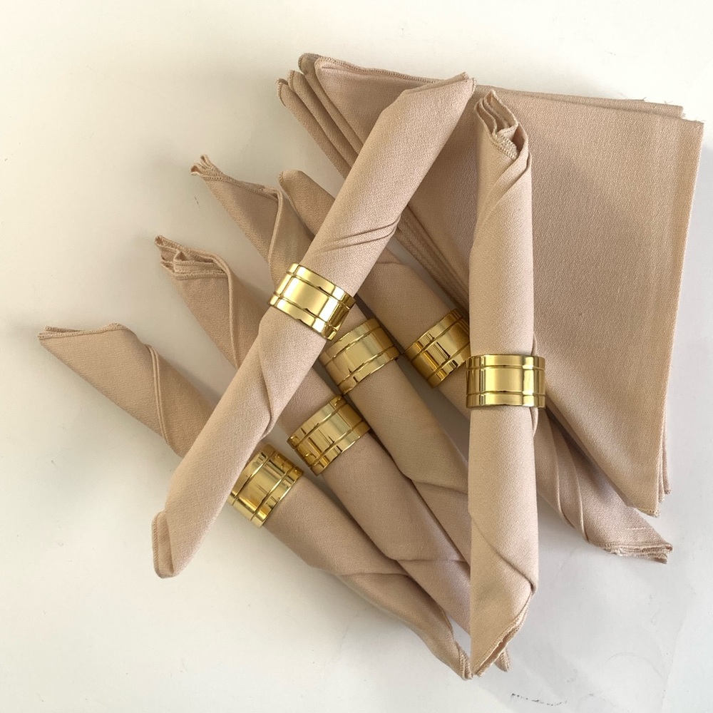 Set of 6 Vintage Baldwin Hardware Devon Brass Napkin Rings & 12 Beige Napkins.